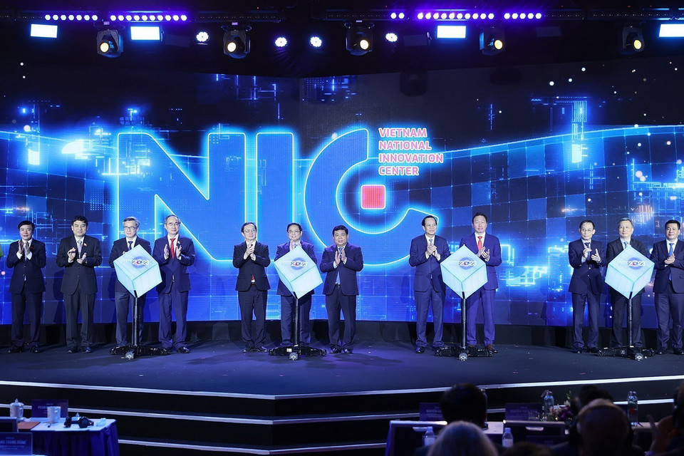 Thủ tướng Phạm Minh Chính và các đại biểu khánh thành Cơ sở hoạt động Mới của Trung tâm Đổi mới Sáng tạo Quốc gia (NIC), Khu Công nghệ Cao Hòa Lạc. (Ảnh: Dương Giang/TTXVN)