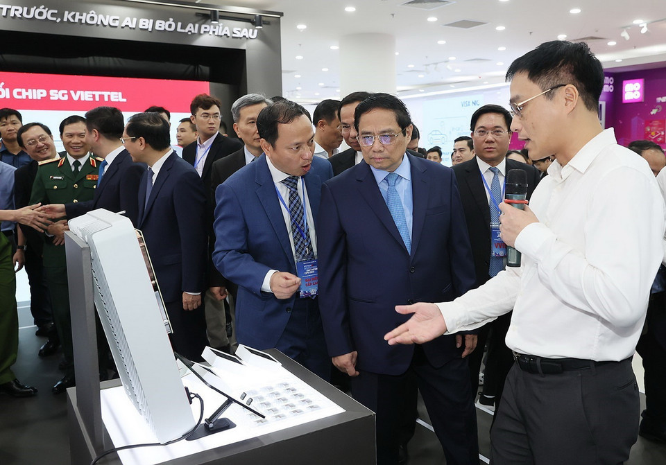 Thủ tướng tham quan Triển lãm Quốc tế Đổi mới Sáng tạo Việt Nam năm 2023-VIIE 2023. (Ảnh: Dương Giang/TTXVN)