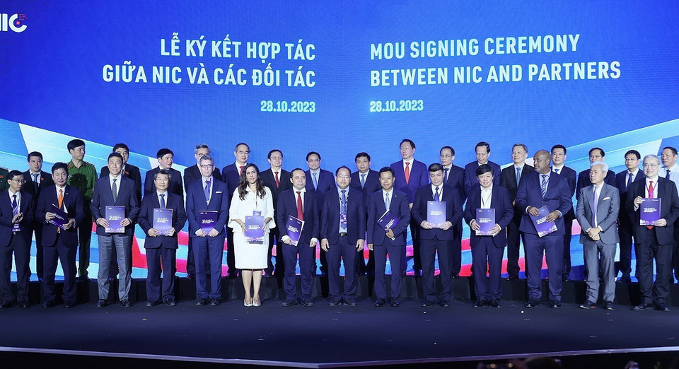 Thủ tướng Phạm Minh Chính chứng kiến trao biên bản ghi nhớ hợp tác đầu tư giữa NIC và các đối tác. (Ảnh: Dương Giang/TTXVN)