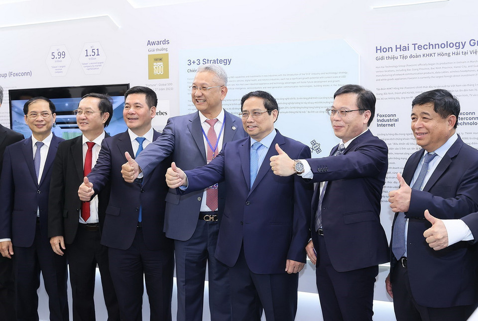 Thủ tướng và các đại biểu tại Triển lãm Quốc tế Đổi mới Sáng tạo Việt Nam năm 2023-VIIE 2023. (Ảnh: Dương Giang/TTXVN)