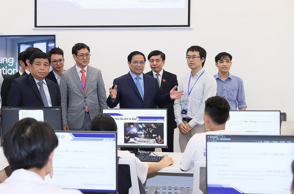 Thủ tướng Phạm Minh Chính thăm phòng Lab chuyên dụng dành cho chương trình Samsung Innovation Campus tại Trung tâm Đổi mới Sáng tạo Quốc gia-NIC. (Ảnh: Dương Giang-TTXVN)