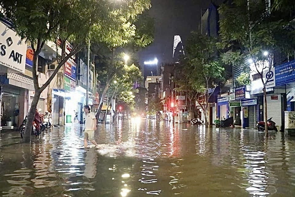 Ngập nặng trên tuyến đường Nguyễn Công Trứ-Calmette, quận 1. (Ảnh: Hồng Giang/TTXVN)