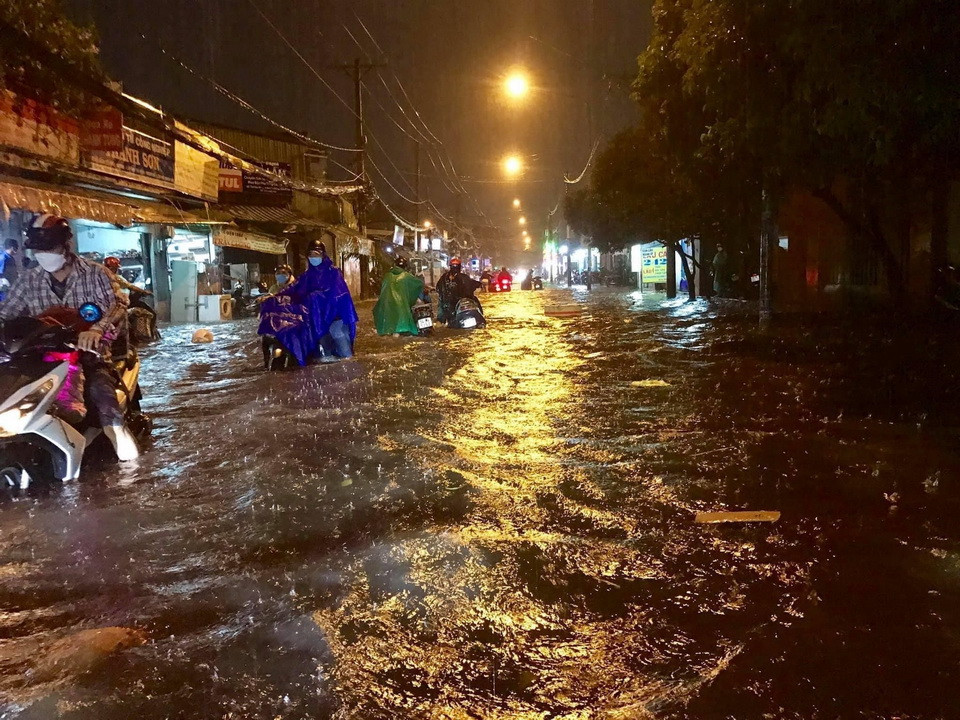 Nước ngập thành sông trên đường Tân Hòa Đông, quận Bình Tân. (Ảnh: Hồng Giang/TTXVN)