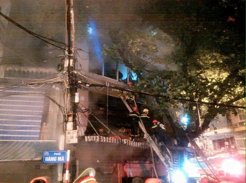 Thông tin ban đầu từ hiện trường cho biết, đám cháy bắt đầu bùng lên vào khoảng 19 giờ 30 phút. (Ảnh: CTV/Vietnam+)