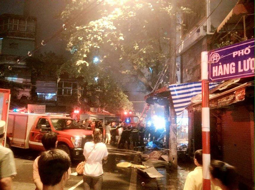 Do đám cháy nằm trong phố cổ nên việc dập lửa hiện gặp nhiều khó khăn. (Ảnh: CTV/Vietnam+)