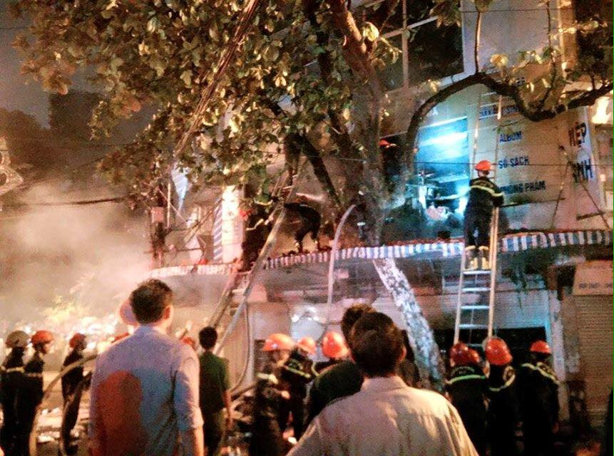 Theo xác định ban đầu, ngọn lửa bốc lên tại cửa hàng số 34 Hàng Mã. (Ảnh: CTV/Vietnam+)