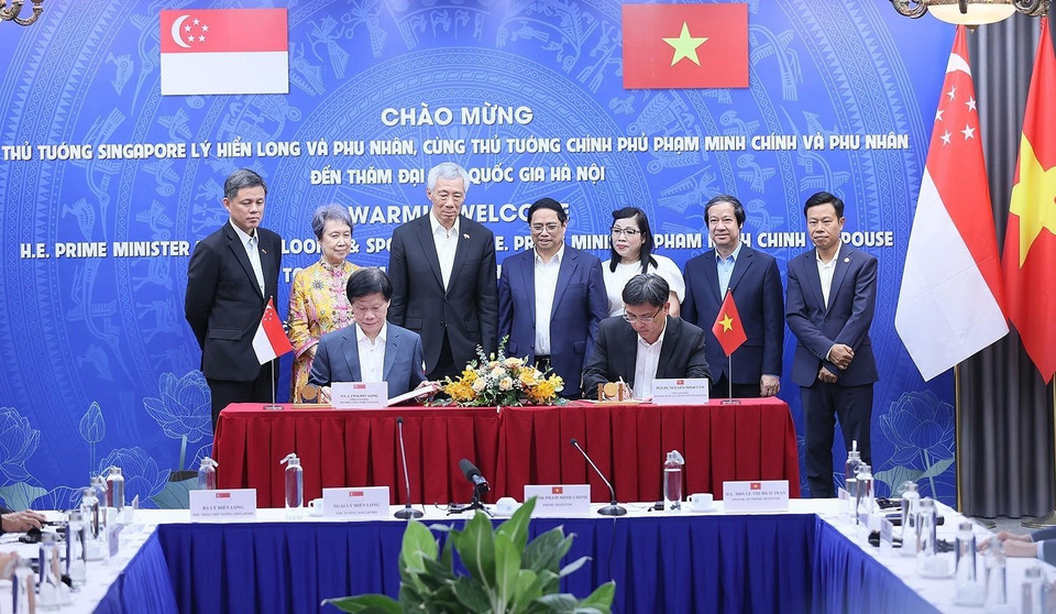 Thủ tướng Phạm Minh Chính và Phu nhân cùng Thủ tướng Singapore Lý Hiển Long và Phu nhân chứng kiến lễ ký giữa Đại học Quốc gia Thành phố Hồ Chí Minh và Đại học Công nghệ Nanyang. (Ảnh: Dương Giang/TTXVN)