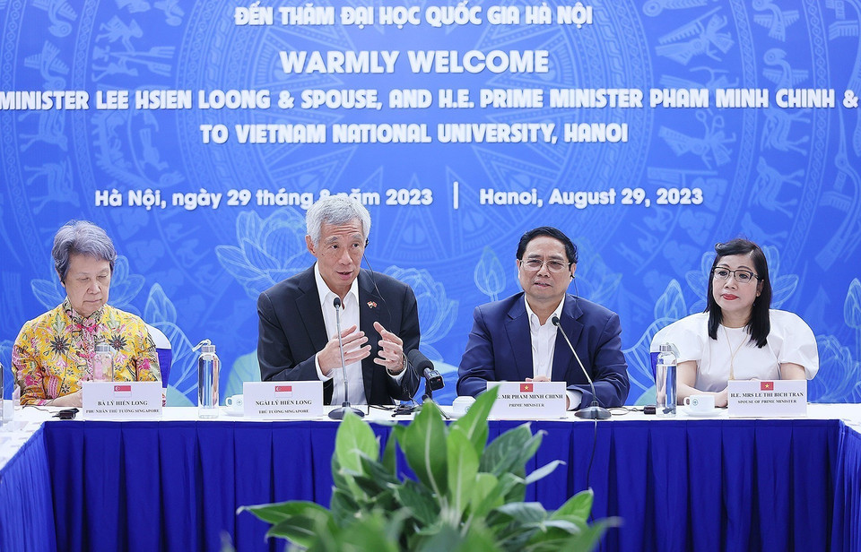Thủ tướng Phạm Minh Chính và Phu nhân cùng Thủ tướng Singapore Lý Hiển Long và Phu nhân trao đổi với các sinh viên. (Ảnh: Dương Giang/TTXVN)
