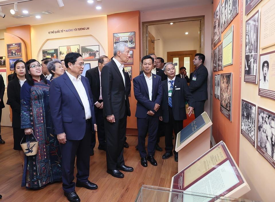 Thủ tướng Phạm Minh Chính và Phu nhân cùng Thủ tướng Singapore Lý Hiển Long và Phu nhân thăm Phòng truyền thống Đại học Quốc gia Hà Nội. (Ảnh: Dương Giang/TTXVN)