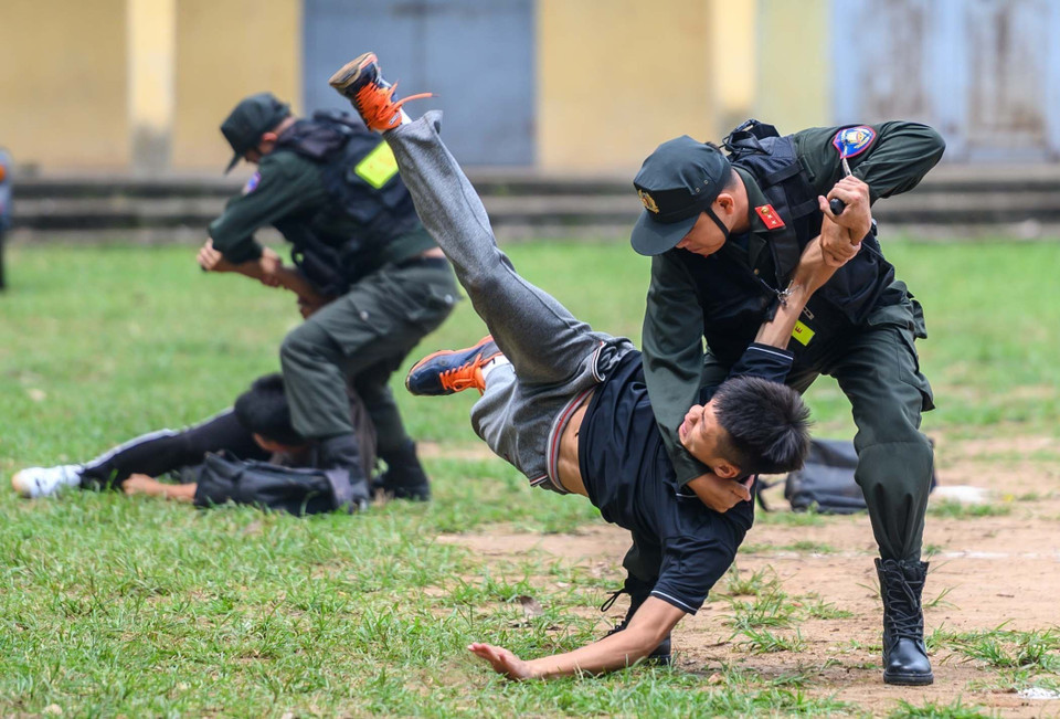 Ngoài công tác huấn luyện chó nghiệp vụ, những chiến sỹ cảnh sát cơ động tại Trung tâm Huấn luyện vẫn luôn thường xuyên rèn luyện võ thuật, sẵn sàng chiến đấu, truy bắt tội phạm. (Ảnh: Phạm Kiên/TTXVN)