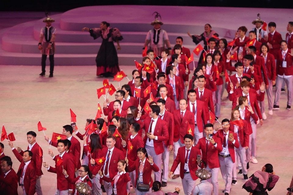 Đoàn thể thao Việt Nam diễu hành trong lễ khai mạc, với 856 thành viên, tranh tài ở hơn 40 nội dung. (Ảnh: Hoàng Linh/TTXVN)