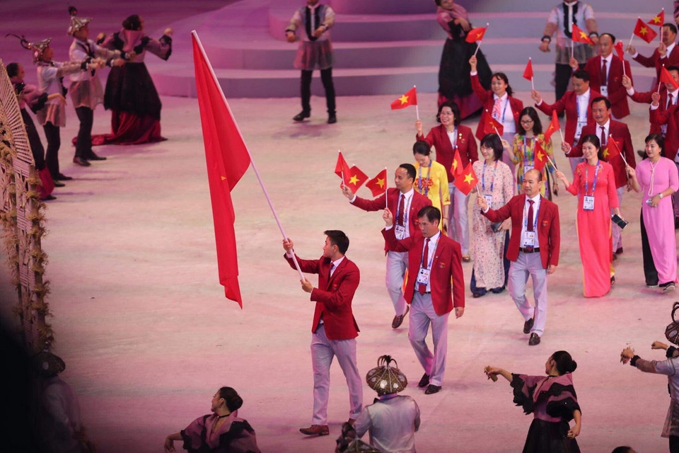 Kiếm thủ Vũ Thành An cầm cờ cho đoàn thể thao Việt Nam tại khai mạc SEA Games 30. (Ảnh: Hoàng Linh/TTXVN)