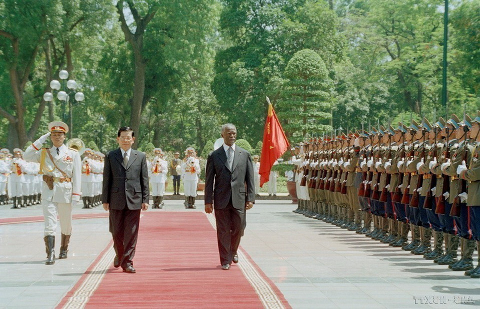 Chủ tịch nước Nguyễn Minh Triết và Tổng Nam Nam Phi Thabo Mbeki duyệt Đội danh dự Quân đội Nhân dân Việt Nam (2007). (Ảnh: Nguyễn Khang/TTXVN)