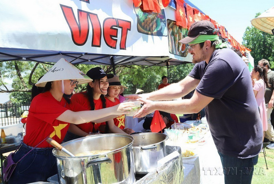 Sự kiện Ngày Phở Việt Nam tại Nam Phi 2023 được tổ chức tại khu chợ ẩm thực Hazel Food Market nổi tiếng của thủ đô Pretoria nhằm lan tỏa tinh hoa ẩm thực Việt tới bạn bè Nam Phi và quốc tế. (Ảnh: Hồng Minh/TTXVN)
