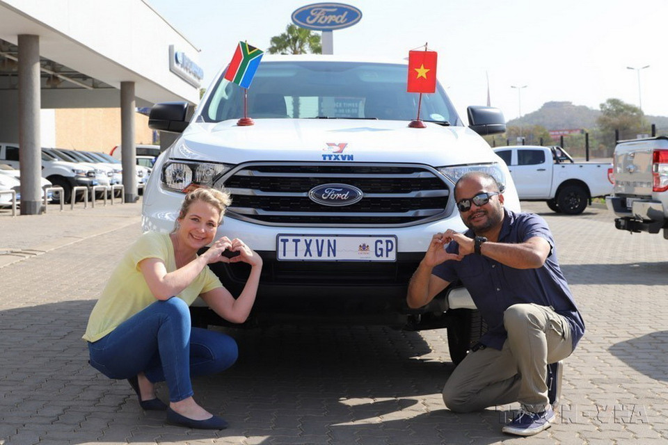 Phóng viên Thông tấn xã Việt Nam tại Nam Phi nhận biển số xe ôtô đứng tên TTXVN. Cơ quan thường trú TTXVN tại Nam Phi không chỉ là địa chỉ tin cậy để truyền tải tin tức về hoạt động của các cơ quan đại diện, các chuyến thăm cấp cao của lãnh đạo Đảng và Nhà nước của hai nước, mà còn đóng vai trò là kênh thông tin đối ngoại chủ chốt, mang thông tin về Việt Nam đến với bạn bè quốc tế. (Ảnh: TTXVN)