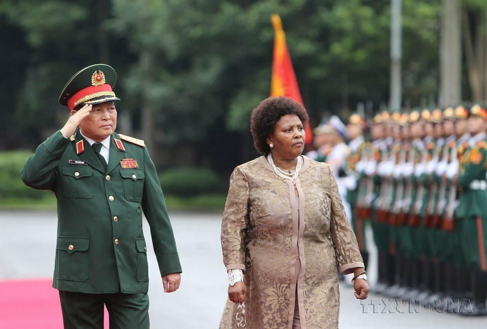 Đại tướng Ngô Xuân Lịch, Bộ trưởng Bộ Quốc phòng Việt Nam, cùng bà Nosiviwe Noluthando Mapisa-Nqakula, Bộ trưởng Bộ Quốc phòng và Cựu Chiến binh nước Cộng hòa Nam Phi duyệt đội danh dự Quân đội Nhân dân Việt Nam (2019). (Ảnh: Dương Giang/TTXVN)