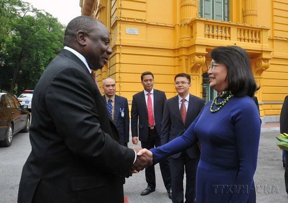 Phó Chủ tịch nước Đặng Thị Ngọc Thịnh đón Phó Tổng thống Nam Phi Cyril Ramaphosa trong chuyến thăm chính thức Việt Nam (2016). (Ảnh: Nguyễn Khang/TTXVN)