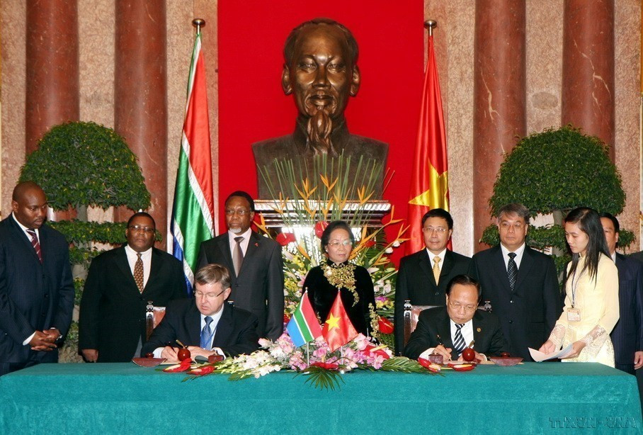 Phó Chủ tịch nước Nguyễn Thị Doan và Phó Tổng thống Nam Phi Kgalema Motlanthe chứng kiến lễ ký Hiệp định Hợp tác về Du lịch giữa hai nước (2010). (Ảnh: Nguyễn Dân/TTXVN)