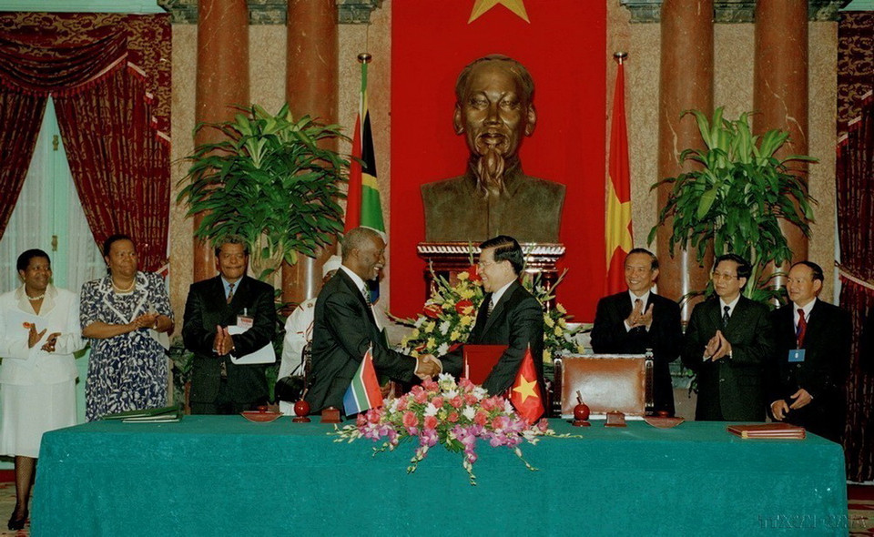 Chủ tịch nước Nguyễn Minh Triết và Tổng Nam Nam Phi Thabo Mbeki ký Tuyên bố Chung Việt Nam-Nam Phi trong chuyến thăm chính thức Việt Nam (2007). (Ảnh: Nguyễn Khang/TTXVN)