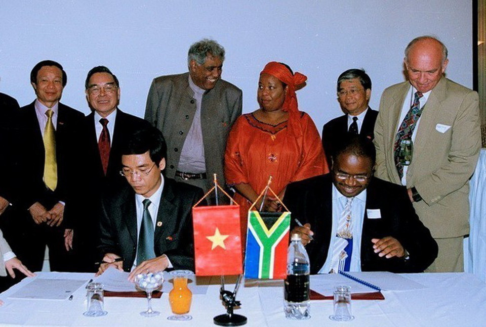 Thủ tướng Phan Văn Khải chứng kiến lễ ký văn kiện hợp tác giữa Phòng Thương mại và Công nghiệp Việt Nam với Cộng hòa Nam Phi (Pretoria, 24/11/2004). (Ảnh: Thế Thuần/TTXVN)