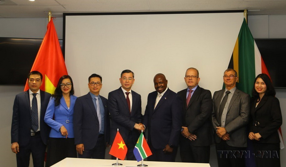 Tổng Kiểm toán nhà nước Ngô Văn Tuấn làm việc và trao đổi kinh nghiệm với Tổng Kiểm toán Nhà nước Nam Phi Tsakani Maluleke trong chuyến thăm Nam Phi (2023). (Ảnh: Hồng Minh/TTXVN)