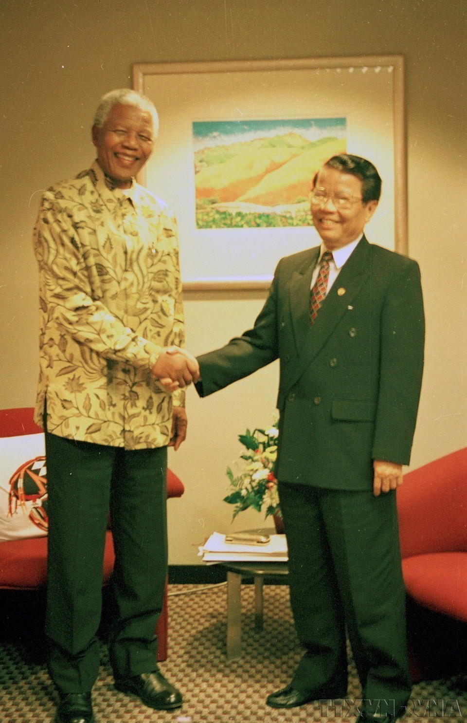 Tổng thống Nam Phi Nelson Mandela, Chủ tịch Phong trào các nước Không liên kết tiếp Chủ tịch nước Trần Đức Lương sang dự Hội nghị Cấp cao Phong trào Không liên kết lần thứ 12 tại Nam Phi (tháng 9/1998). (Ảnh: Trọng Nghiệp/TTXVN)