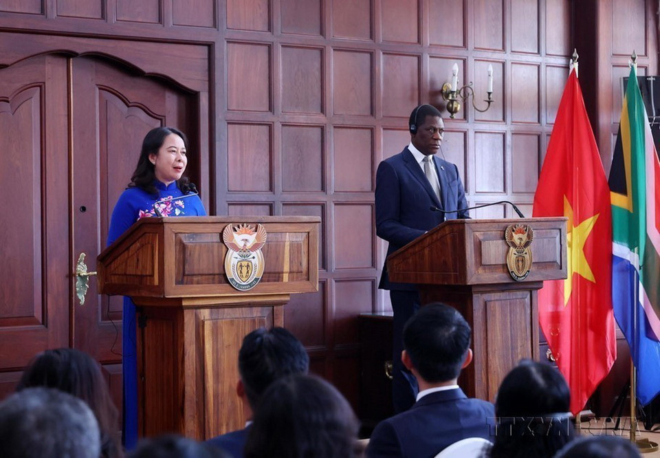 Phó Chủ tịch nước Võ Thị Ánh Xuân và Phó Tổng thống Nam Phi Paul Mashatile gặp gỡ báo chí sau hội đàm trong chuyến thăm chính thức Cộng hòa Nam Phi, sáng 15/9/2023. (Ảnh: Lâm Khánh/TTXVN)