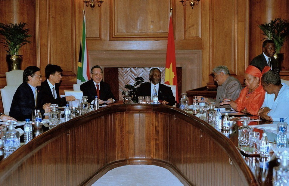 Thủ tướng Phan Văn Khải hội đàm với Tổng thống Nam Phi Thabo Mbeki trong chuyến thăm chính thức Nam Phi (2004). (Ảnh: Thế Thuần/TTXVN)