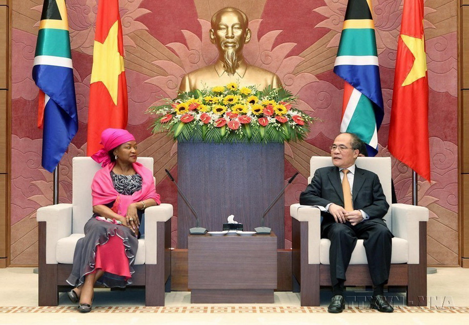Chủ tịch Quốc hội Nguyễn Sinh Hùng tiếp Bà Baleka Mbete, Chủ tịch Quốc hội Nam Phi, Chủ tọa Toàn quốc Đảng Đại hội Dân tộc Phi (ANC) sang thăm và dự Đại hội đồng Liên minh Nghị viện Thế giới lần thứ 132 (IPU 132) tại Việt Nam (2015). (Ảnh: Nhan Sáng/TTXVN)