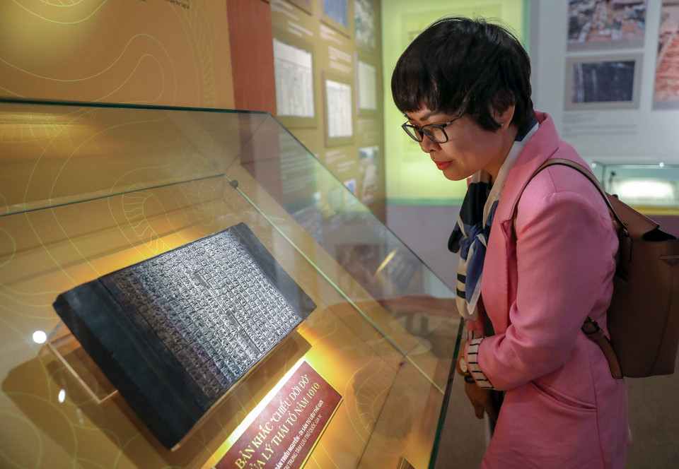 Khách tham quan triển lãm. (Ảnh: Thanh Tùng/TTXVN)