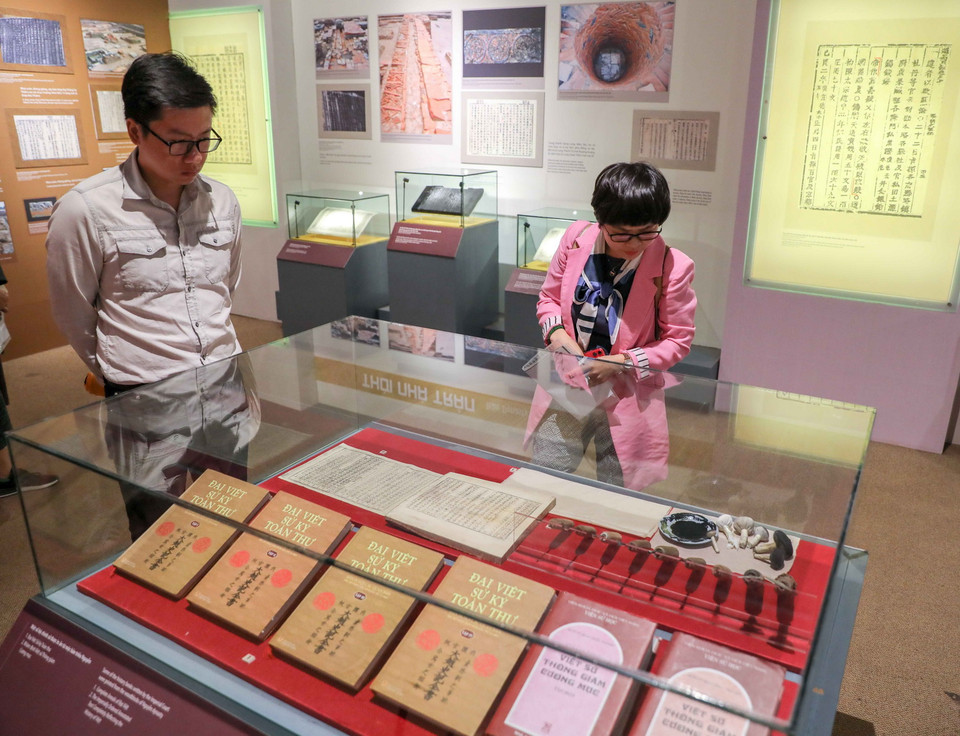 Khách tham quan triển lãm. (Ảnh: Thanh Tùng/TTXVN)