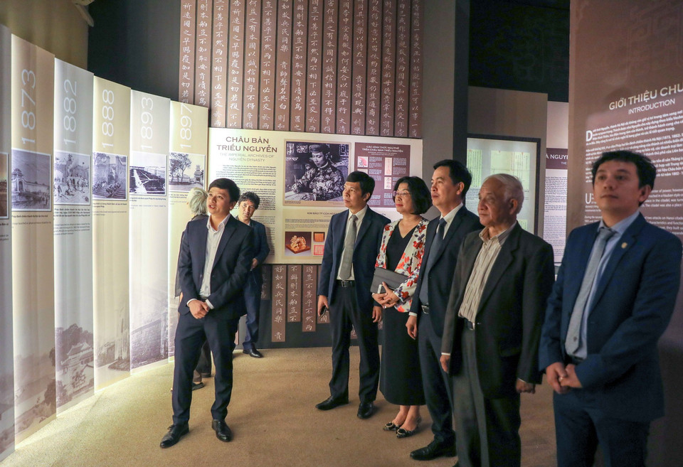 Đại biểu tham quan triển lãm. (Ảnh: Thanh Tùng/TTXVN)