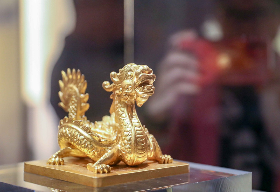 Hiện vật được trưng bày tại triển lãm. (Ảnh: Thanh Tùng/TTXVN)