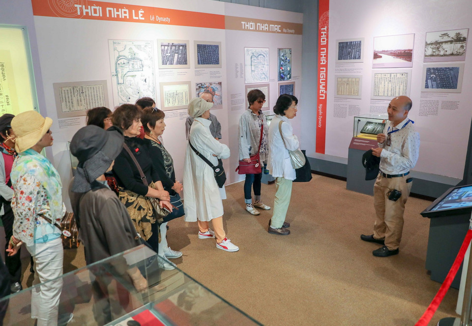 Đoàn khách quốc tế tham quan triển lãm. (Ảnh: Thanh Tùng/TTXVN)