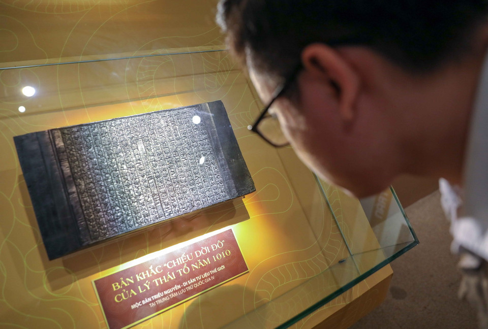 Hiện vật được trưng bày tại triển lãm. (Ảnh: Thanh Tùng/TTXVN)