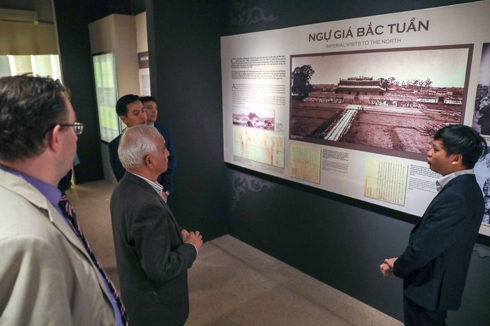 Đại biểu tham quan triển lãm. (Ảnh: Thanh Tùng/TTXVN)