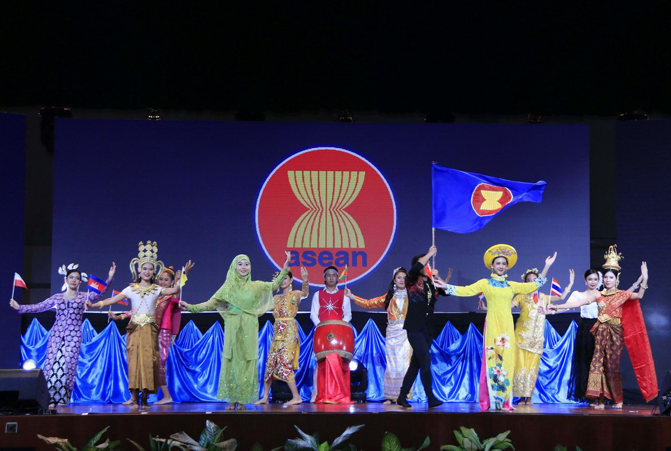 Các nghệ sỹ ASEAN biểu diễn văn nghệ tại Hội nghị Bộ trưởng Công nghệ thông tin và Truyền thông ASEAN lần thứ 19 (TELMIN 19) với chủ đề “Kết nối thông minh cho Chuyển đổi số ASEAN," ngày 24/10/2019, tại thủ đô Vientiane của Lào. (Ảnh: Phạm Kiên/TTXVN)