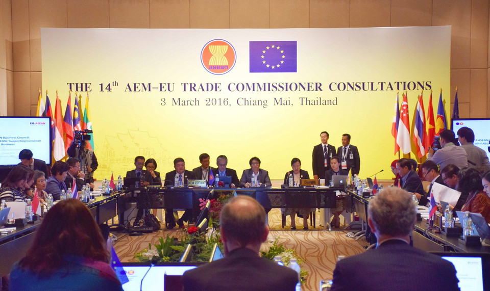 Hội nghị Tham vấn Bộ trưởng Kinh tế ASEAN - Ủy viên Thương mại Liên minh châu Âu, trong khuôn khổ Hội nghị hẹp Bộ trưởng Kinh tế ASEAN lần thứ 22 (AEM Retreat-22) tại Chiang Mai, Thái Lan nhằm thúc đẩy việc xây dựng thành công Cộng đồng Kinh tế ASEAN và hiện thực hóa Tầm nhìn ASEAN 2025. (Ảnh: Quang Thuận/TTXVN)