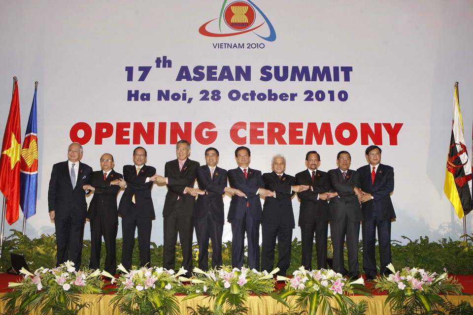 Việt Nam đăng cai tổ chức Hội nghị Cấp cao ASEAN XVI và XVII tại thủ đô Hà Nội. Đây là năm Việt Nam đảm nhận vai trò Chủ tịch ASEAN và kỷ niệm 15 năm gia nhập. Kể từ khi trở thành thành viên ASEAN, Việt Nam có nhiều đóng góp cụ thể quan trọng trong 4 lĩnh vực hợp tác chính của ASEAN về chính trị-an ninh, kinh tế, văn hóa-xã hội và quan hệ đối ngoại. (Ảnh: Đức Tám/TTXVN)