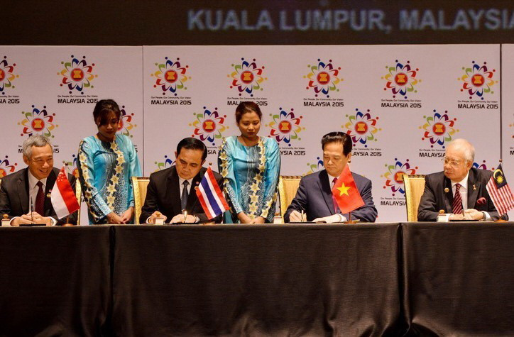 Thủ tướng Nguyễn Tấn Dũng cùng các nhà lãnh đạo ASEAN ký Tuyên bố Kuala Lumpur 2015 về việc thành lập Cộng đồng ASEAN 2015, tầm nhìn 2025 (ngày 22/11/2015). (Ảnh: Tư liệu TTXVN)