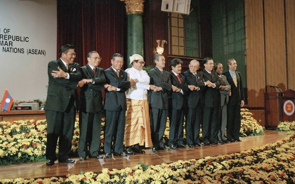 Bộ trưởng Ngoại giao các nước ASEAN và Tổng Thư ký ASEAN A.Singh tại Lễ kết nạp CHDCND Lào và Liên bang Myanmar làm thành viên chính thức của ASEAN, ngày 23/7/1997, tại Subang Jaya của Malaysia. (Ảnh: Phạm Quyền/TTXVN)