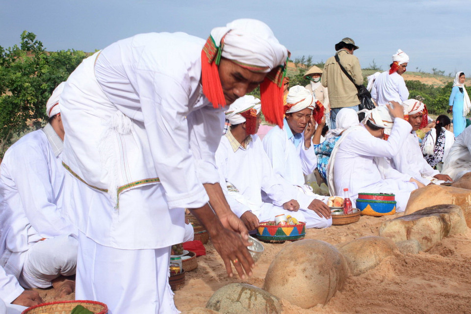  Nghi thức cúng lễ ngày Tết Ramuwan. (Ảnh: Nguyễn Thanh/TTXVN)