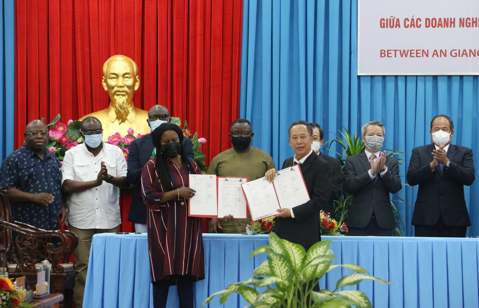 Bộ trưởng Bộ Thủy sản và Tài nguyên biển Sierra Leone Emma Kowa Jallo và ông Doãn Tới, Chủ tịch Hội đồng quản trị Công ty Cổ phần Tập đoàn Nam Việt đã ký biên bản ghi nhớ trên lĩnh vực nuôi trồng, chế biến thủy sản. (Ảnh: Công Mạo/TTXVN)