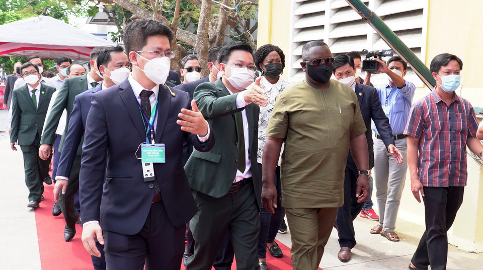  Tổng thống nước Cộng hòa Sierra Leone Julius Maada Bio cùng Đoàn đại biểu cấp cao nước Cộng hòa Sierra Leone tham quan nhà máy chế biến gạo xuất khẩu của Công ty Cổ phần Xuất nhập khẩu An Giang. (Ảnh: Công Mạo/TTXVN)