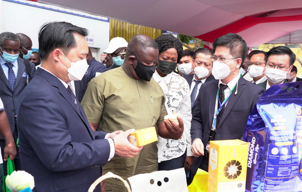  Tổng thống nước Cộng hòa Sierra Leone Julius Maada Bio tham quan các gian hàng trưng bày các sản phẩm gạo của Công ty Cổ phần Xuất nhập khẩu An Giang. (Ảnh: Công Mạo/TTXVN)