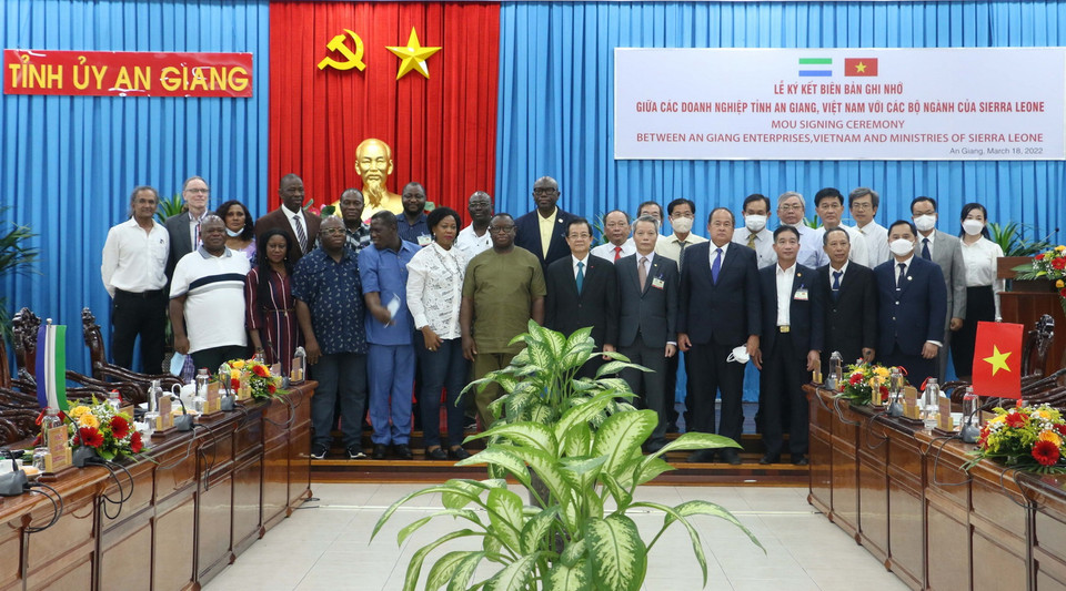  Tổng thống nước Cộng hòa Sierra Leone Julius Maada Bio cùng Đoàn đại biểu cấp cao nước Cộng hòa Sierra Leone chụp hình chung với lãnh đọa tỉnh An Giang. (Ảnh: Công Mạo/TTXVN)