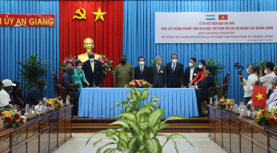  Tổng thống nước Cộng hòa Sierra Leone Julius Maada Bio và Bí Thư tỉnh ủy An Giang Lê Hồng Quang chứng kiến lễ ký biên bản ghi nhớ hợp đồng xuất khẩu 3 triệu tấn gạo cho Sierra Leone trong 3 năm giữa Bộ trưởng Bộ nông nghiệp và Lâm nghiệp nước Cộng hòa Sierra Leone Abu Bakarr Karim và Chủ tịch Hội đồng quản trị Công ty Cổ phần Xuất nhập khẩu An Giang (Angimex) Đỗ Thành Nhân. (Ảnh: Công Mạo/TTXVN)