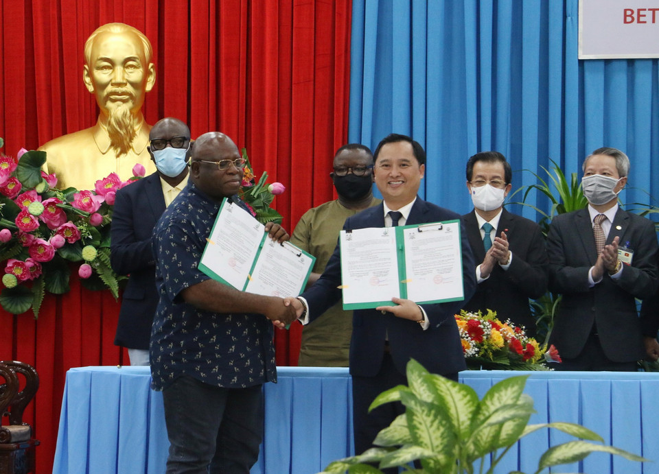  Bộ trưởng Bộ nông nghiệp và Lâm nghiệp nước Cộng hòa Sierra Leone Abu Bakarr Karim và Chủ tịch Hội đồng quản trị Công ty Cổ phần Xuất nhập khẩu An Giang (Angimex) Đỗ Thành Nhân trao bản thỏa thuận. (Ảnh: Công Mạo/TTXVN)