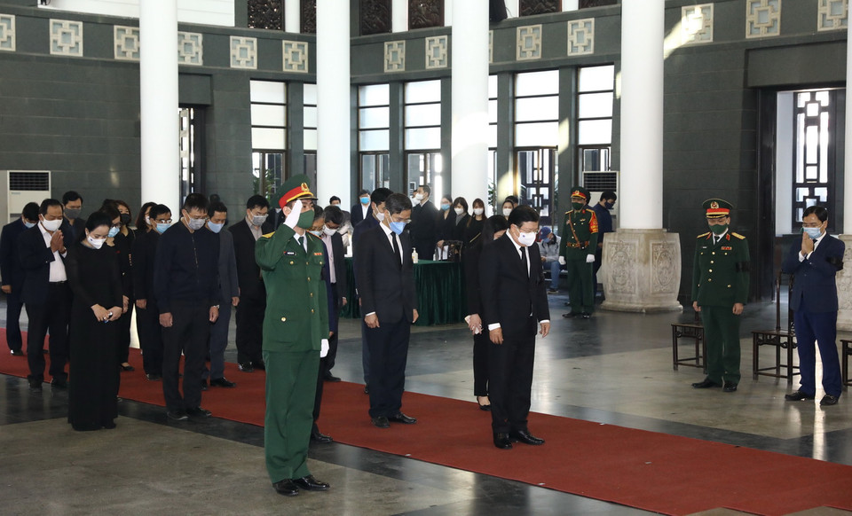 Đoàn đại biểu Chính phủ viếng nguyên Phó Thủ tướng Trương Vĩnh Trọng. (Ảnh: Văn Điệp/TTXVN)