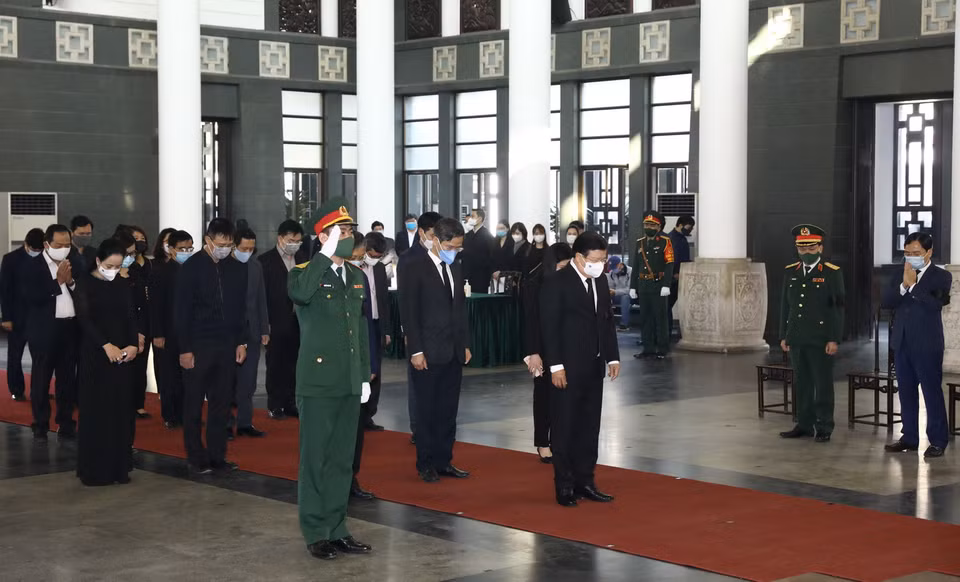 Đoàn đại biểu Chính phủ viếng nguyên Phó Thủ tướng Trương Vĩnh Trọng. (Ảnh: Văn Điệp/TTXVN)